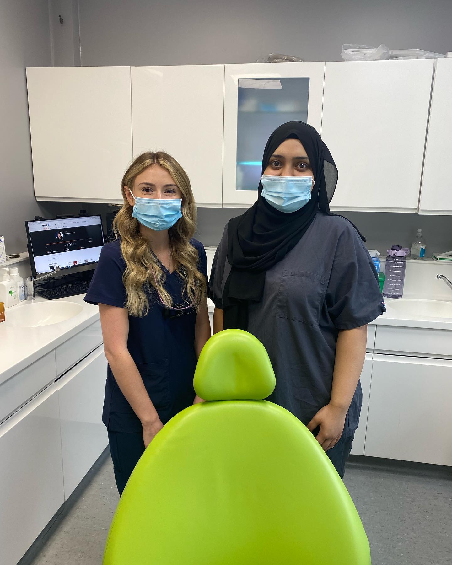 Meet our team 🦷. Our wonderful therapist Emma and nurse Halima are integral parts of our Stable Court  team.
Emma carries out airflow, whitening and Botox alongside her private and NHS gum disease treatment and fillings.
#whitening #botox #holmfirth